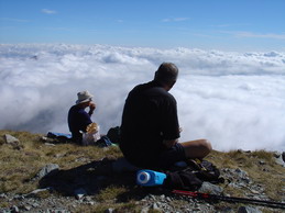 Un mare di nuvole sotto la vetta del Pizzo d'Ormea (30 settembre 2004)