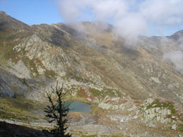 Uno squarcio tra le nebbie scopre all'improvviso iI lago del Pizzo (30 settembre 2004) 