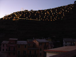 Il presepe illuminato sulla collina di Manarola (22 dicembre 2004)