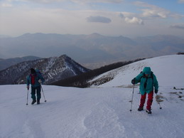 Gli ultimi del gruppo salgono alla vetta del monte Gottero. Il termometro segna - 12 gradi e il vento è molto forte (27 gennaio 2005)
