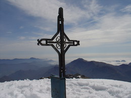 La croce in vetta all'Antoroto