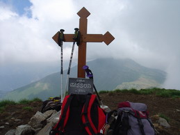 Dopo la Bertrand siamo saliti anche sulla cima Missun. Ecco la croce. 30 giugno 2005.