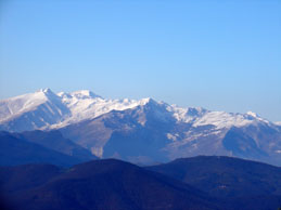 Dal Carmo di Loano si possono ammirare il Pizzo d'Ormea, il Mongioie, l'Antoroto, il Mondolè - 25 novembre 2005