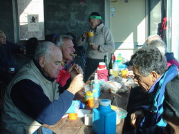 Il pranzo nel rifugio Amici del M. Carmo, al riparo del vento gelido della vetta.