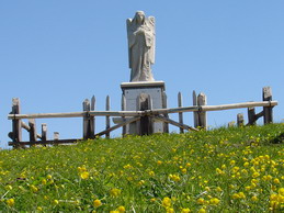 La statua dell'Angelo, in vetta al monte Crociglia, per ricordare i caduti della montagna