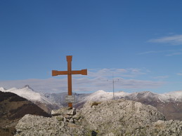 La croce dell'Armetta e, sullo sfondo, il Pizzo d'Ormea