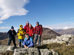 Foto di gruppo (qualcuno è già ripartito) sotto la vetta del Dubasso