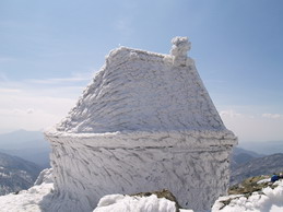 La Cappelletta rivestita di un candido tessuto di damasco ...