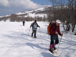 Stiamo salendo, contornando le pendici del Ragola, su neve abbondante