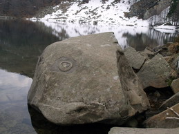 Sul lago Santo Modenese c'è uno scoglio con un "nido" scolpito. Da altre scritte a sfondo religioso si può immaginare che il nido con le uova possa rappresentare la Pasqua.