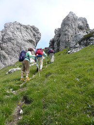 Risaliamo i prati scoscesi che, tra le rocce, ci portano in vetta al Galero