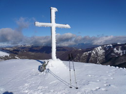 La neve di ieri si è posata sulla galaverna che già copriva la croce: così sembra immersa in una candida glassa.