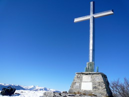 Ecco la grande croce del Carmo di Loano e, appena visibili, le cime bianchissime delle Alpi Liguri.