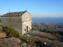 La chiesetta di S. Pietrino. Sotto, Loano e il mare.