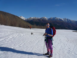 Stefano e, sullo sfondo, i monti della Val Tanaro: Saline, Mongioie, Bric Connoia, Pizzo d'Ormea