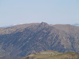 La Punta Martin dalla strada del Faiallo. In basso si intravede il forte sul Bric Geremia. Sullo sfondo, a sinistra della Punta Martin, spunta il monte Aiona ancora innevato - 4 aprile 2008
