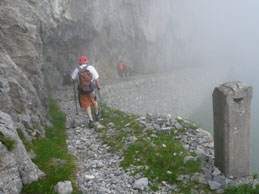 Sul sentiero degli Alpini, che taglia il fianco est del monte ed è sul versante italiano.  Davanti a me cammina Cesare