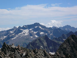 Dalla vetta possiamo ammirare  tutte le cime della Val di Gesso. Questa è il Gelas.