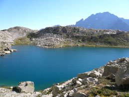 Il lago Superiore di Fremamorta e, sullo sfondo, l'Argentera