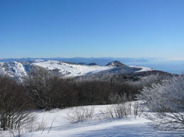 Dal Beigua si può ammirare l'Alta Via, il monte Sciguelo proprio davanti e, più in basso, la distesa del mare - 4 gennaio 2009