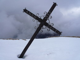La croce della vetta che ricorda l'anno santo del 1933 abbattuta sul fianco