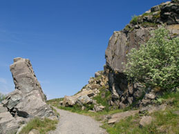 Lungo il tratto di Alta Via tra Prariondo e il Bric Resonau si incontrano queste rocce sulle quali è stata predisposta una breve palestra di arrampicata - 2 giugno 2009