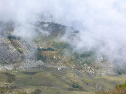 La conca pascoliva dell'Alpe di Perabruna con il Rifugio Manolino fotografata dalla Colla Bassa - 19 settembre 2010