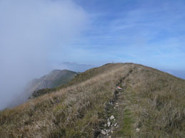 Sulla cima del Monte Galero: la nebbia risale a pelo d’erba gli scoscesi pendii meridionali - 18 ottobre 2013