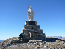 La grande statua della Madonna sul Monte Frontè, inaugurata nel luglio 1955, con lo sguardo rivolto verso la Valle Arroscia e Albenga. Il 27 giugno del 2009 venne colpita da un fulmine che la spaccò in tre pezzi: il busto, del peso di circa sette quintali, cadde ai suoi piedi e la testa rotolò a valle dove fu recuperata successivamente dagli abitanti di Mendatica. Per poter trasportare le parti, del peso complessivo di diciassette quintali, in un laboratorio attrezzato, i valligiani dovettero sistemare la grande mulattiera che scende fino alla galleria del Garezzo e poi, con un trattore, la trasportarono giù fino a Mendatica. Dall’agosto del 2011, dopo un lungo lavoro di restauro, la statua della Madonna è tornata a rivolgere il suo sguardo verso le valli sottostanti - 5 febbraio 2016